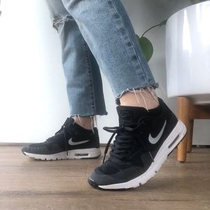 Nike Air Max Theas in Black / Reflective